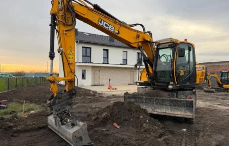 roboty-ziemne-budowa-domu-opole-koparka Roboty ziemne przy budowie domu w Opolu – koparka podczas prac ziemnych