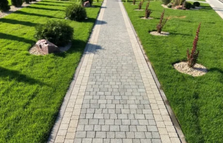 Wykonany chodnik z kostki brukowej prowadzący do domu – solidne i równe brukowanie